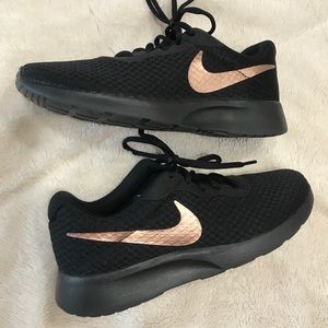 Women’s Nike Tanjun size 7 Black/Rose gold